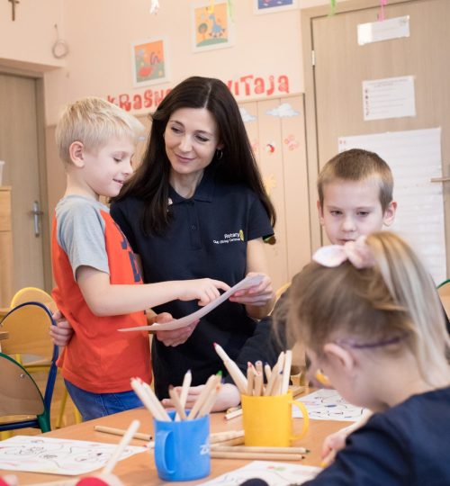 Members of the Rotary Club of Elblag Centrum, Elblag, Poland, distribute toothbrushing kits to kindergartners through the club’s Healthy Teeth Project. The project educates children on the importance of dental hygiene through annual presentations in schools. 22 November 2019. Elblag, Poland.